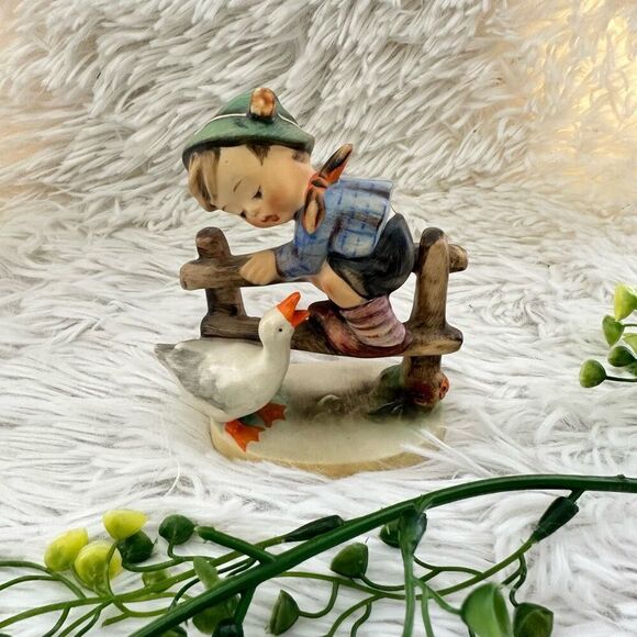 HUMMEL Goebel Barnyard Hero‎ Boy on Fence Figurine Vintage Full Bee TMK 2 RARE - Picture 1 of 8